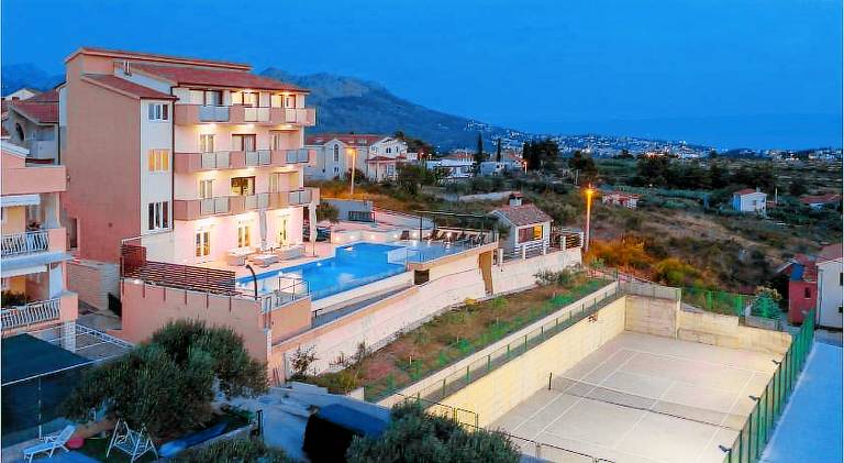 Ample vacation home with pool, hot tub & sauna | Pet-friendly in Podstrana