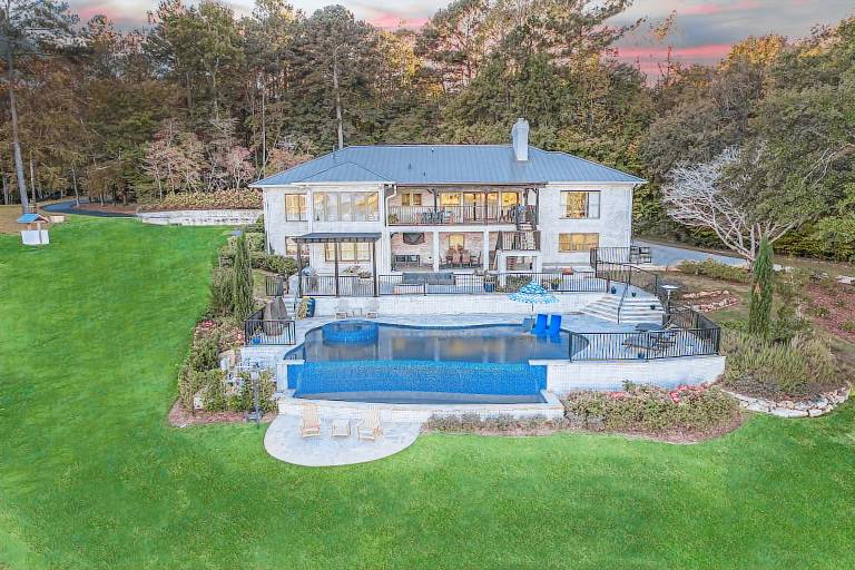 7BR Lakefront Haven Pool Hot Tub Gated 4Acres