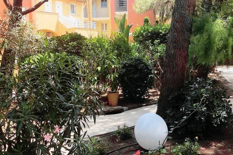 Apartment with yard, pool & terrace | Garden view — photo 2