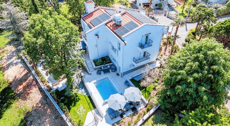 House with hot tub, pool & sauna in Lovran