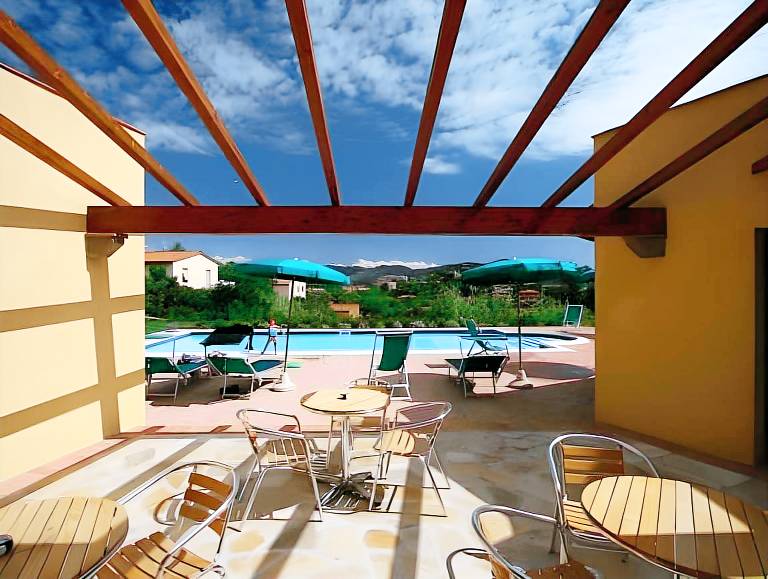 Serviced apartment with patio, pool & garden — photo 2