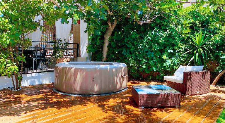 Rental apartment with terrace, barbeque & yard — photo 4