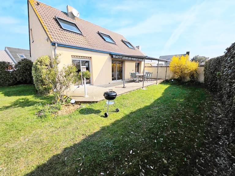 Fully equipped nice vacation home with terrace, grill & garden | Garden view | Beach nearby | Pets allowed in Coutances