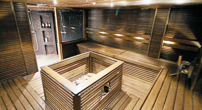 Villa with jacuzzi — photo 4