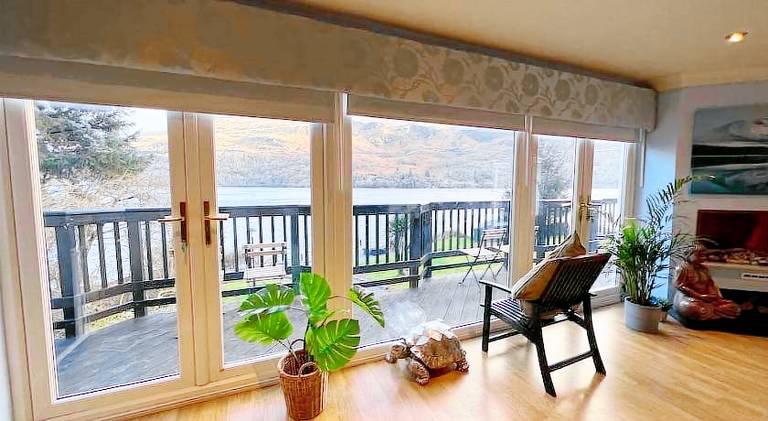 WATERSIDE 3 BED COTTAGE, HOT TUB, SAUNA, PVT BEACH — photo 3