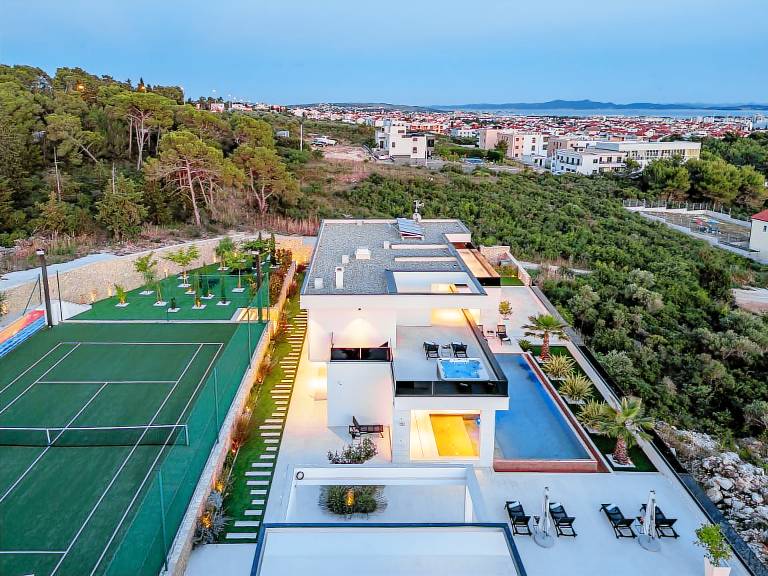 Spacious villa with jacuzzi, patio & sauna | Pet-friendly — photo 4