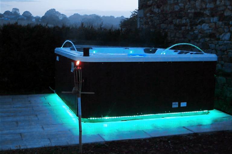 Vacation home with jacuzzi & yard — photo 5