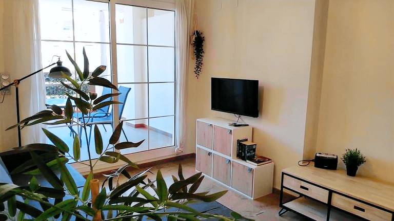 Holiday apartment with pool, patio & garden | Close to the beach | Pets allowed in Roquetas de Mar