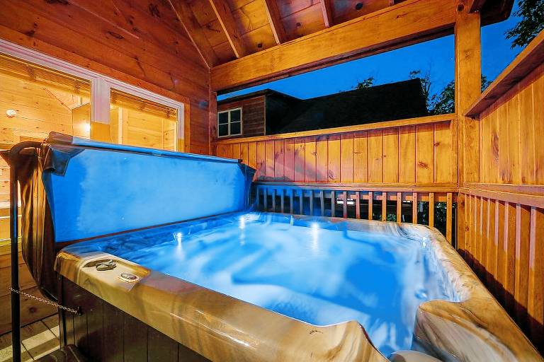 Great Location! Heart of Pigeon Forge. Dog Friendly, Hot tub, Pool Table! — photo 3