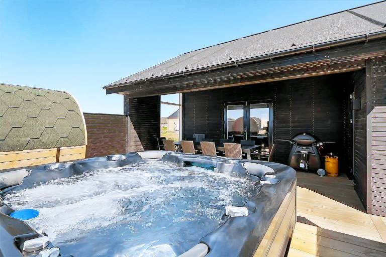 Vacation home with jacuzzi, sauna & barbeque in Harboore