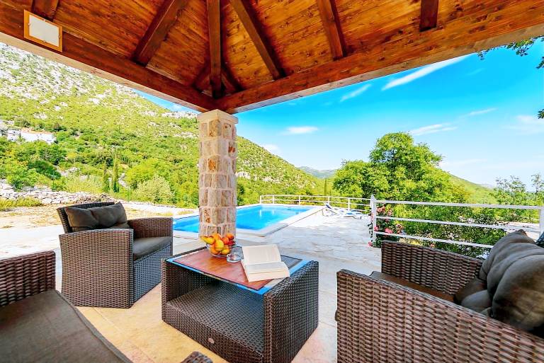 Villa with patio — photo 5