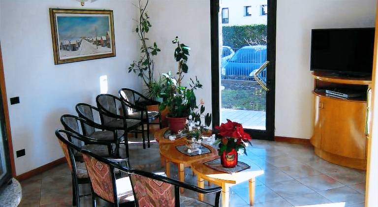 Serviced apartment with patio & yard — photo 4