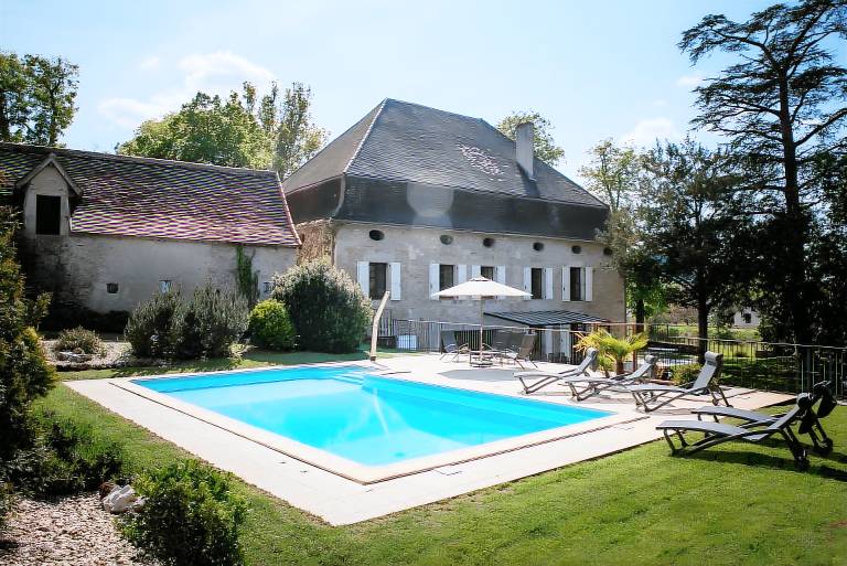 Large Charming House La Rivière, Heated Pool, Sleeps 15 — photo 2