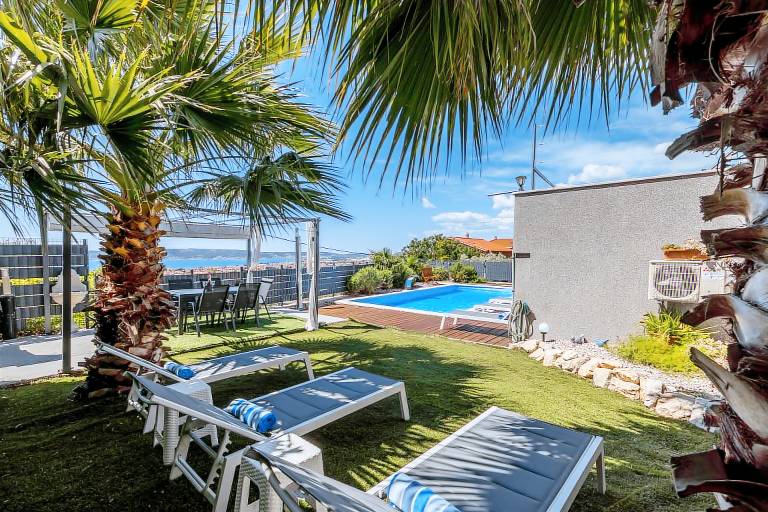 Children-friendly villa with private pool, barbeque & patio | City view | Pets allowed — photo 2