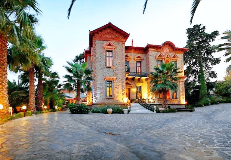 Serviced apartment with pool, yard & patio in Lesvos