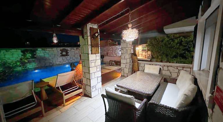 Villa with pool — photo 4