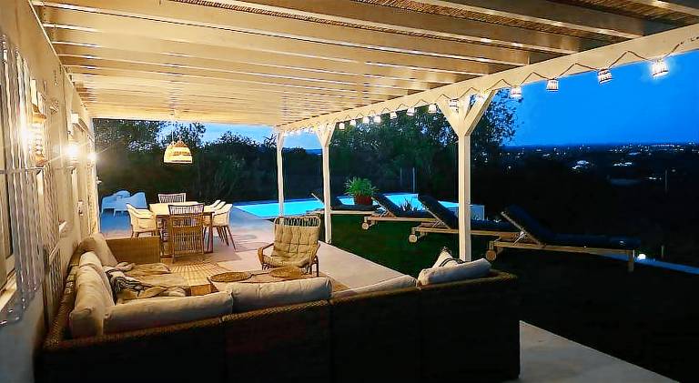 Villa with private pool, patio & yard — photo 4