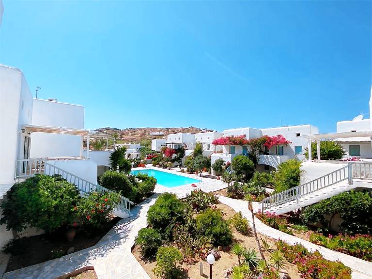 Villa with pool — photo 4