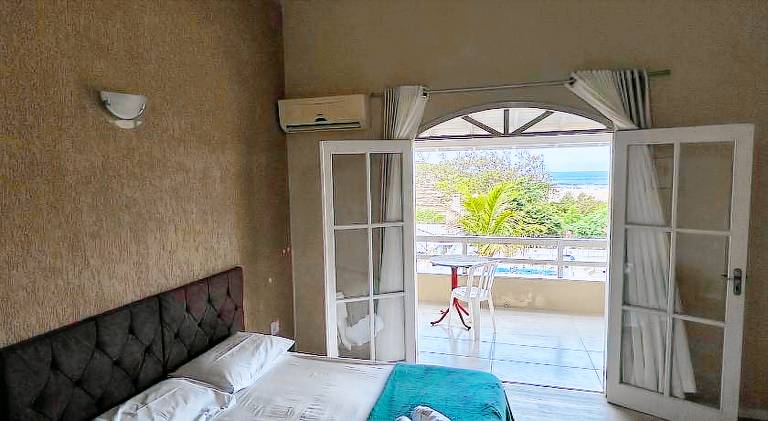 Serviced apartment with yard & pool — photo 2