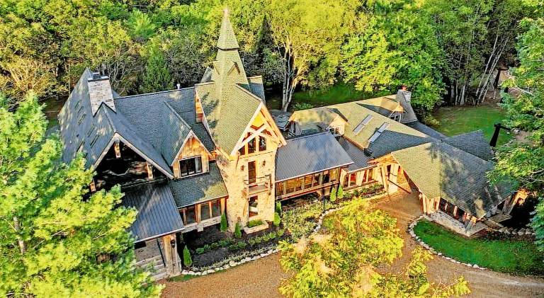 Ample villa | Dogs allowed in Franklin, TN