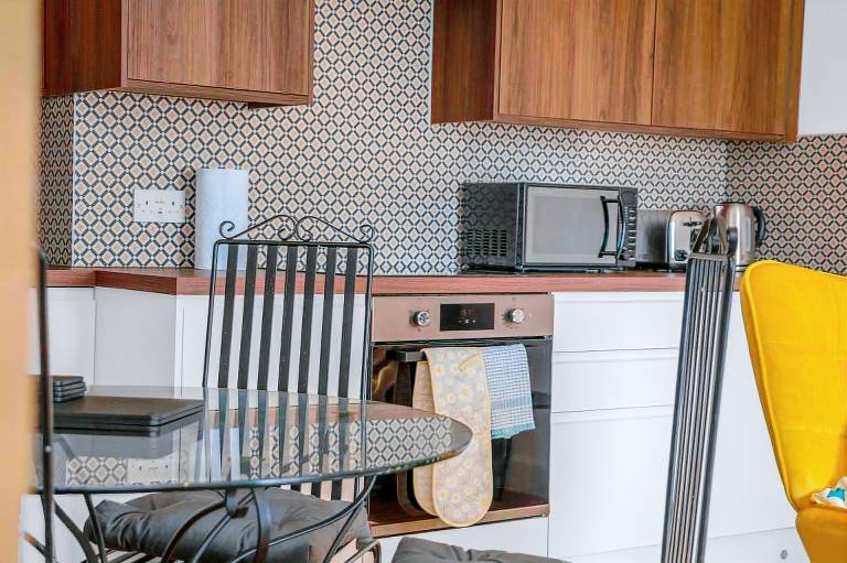 Family-friendly charming apartment with hot tub | Close to Calton Hill | Pets are welcome — photo 5