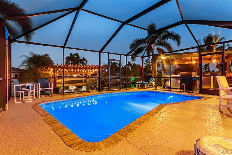 Waterfront Bliss with Saltwater Pool, Hot Tub & Dockside Fire Table – Kathy's Cottage - Roelens in Cape Coral, FL