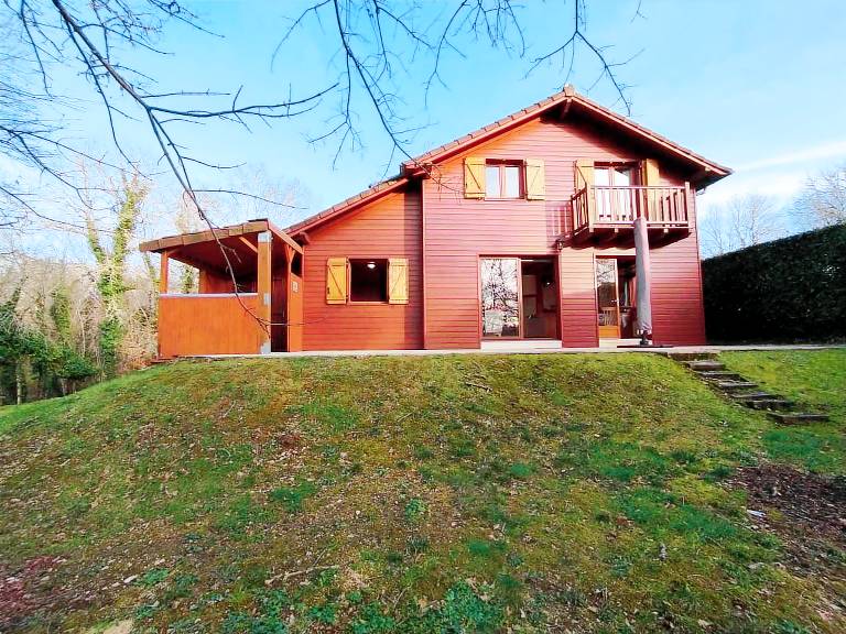 Fully equipped lovely chalet with grill, yard & pool | Pets allowed in Gaillard
