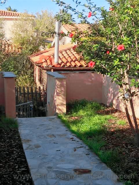 Holiday apartment with yard — photo 3