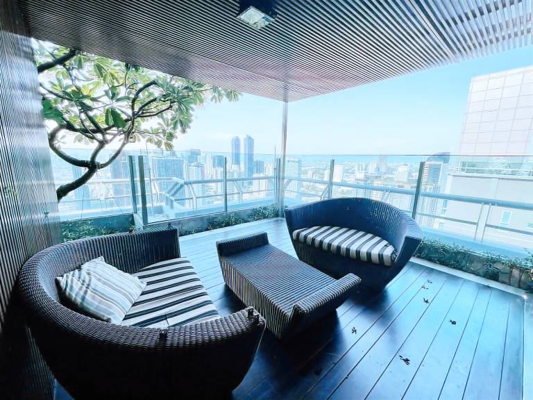 Rental apartment with hot tub, yard & pool — photo 4