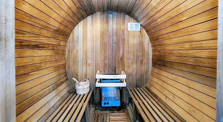 Vacation home with hot tub & pool — photo 5