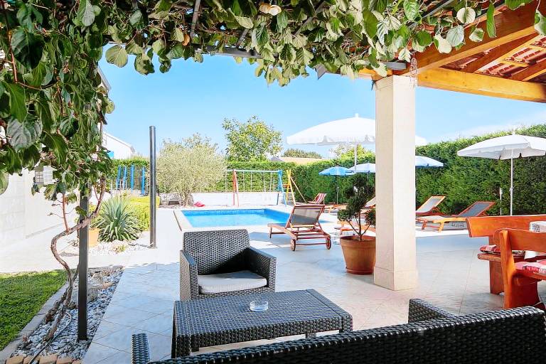 Fully equipped villa with private pool, terrace & yard | Pool view | Pets are welcome — photo 3