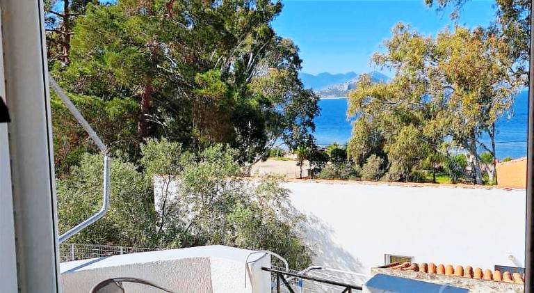 Apartment with sea view and balcony 60m from beach in Aegina