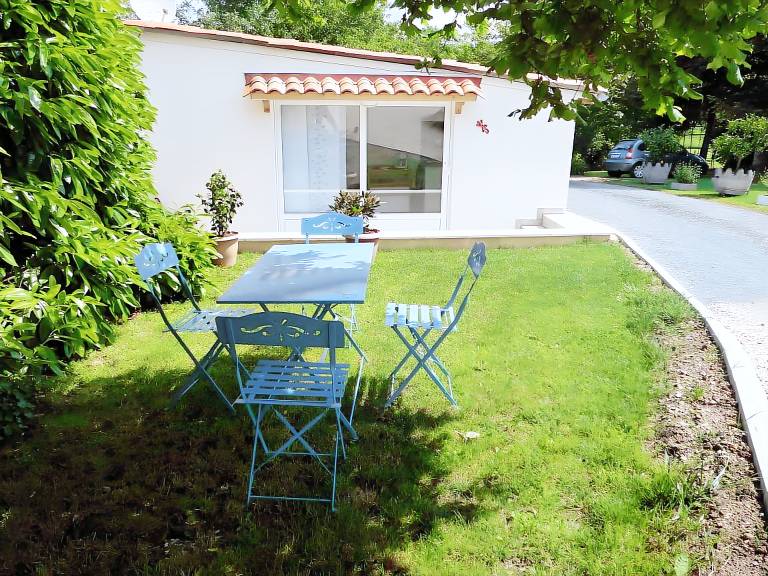 Bed and Breakfast 'Chambre Bleue' with Private Garden, Wi-Fi and Air Conditioning — photo 4