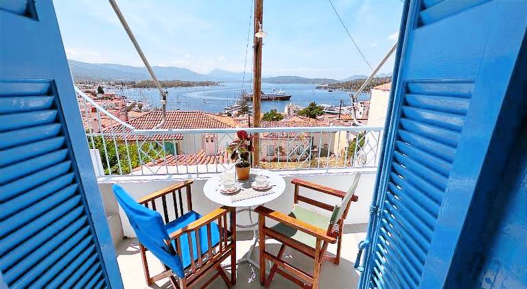 Apartment with patio & yard in Poros