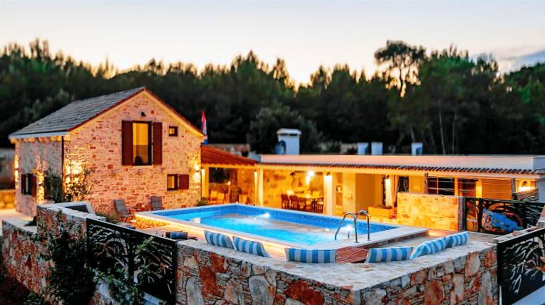 Charming vacation home with patio, pool & BBQ | Pets are welcome in Hvar