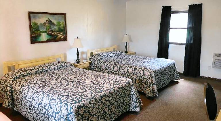The Evergreen Motel in Kansas — photo 2