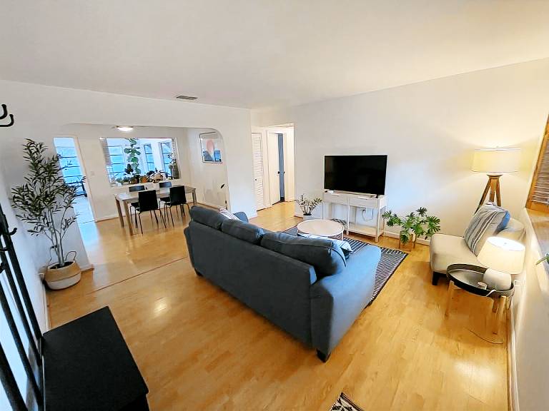 House with patio & yard — photo 3