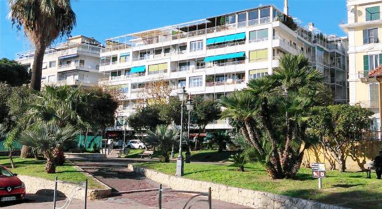 Holiday apartment with 5 rooms for 11 persons in Sanremo