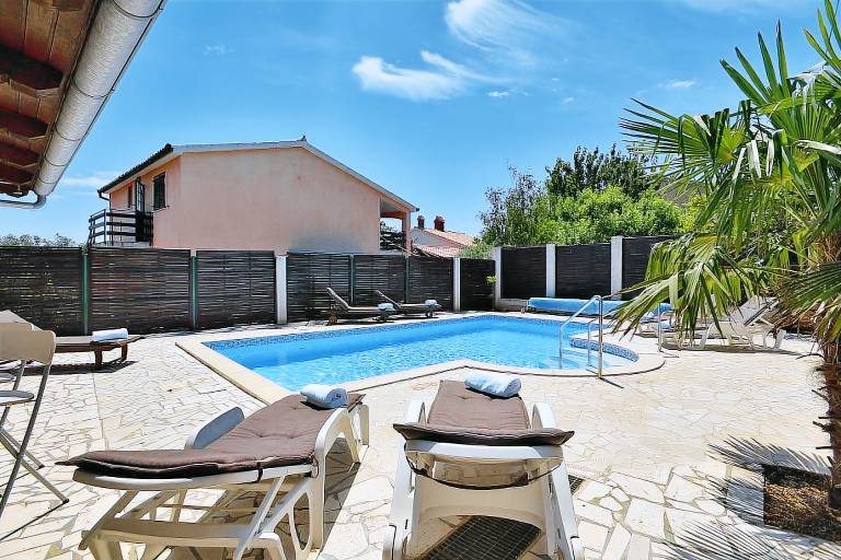 House with private pool, patio & barbeque — photo 2
