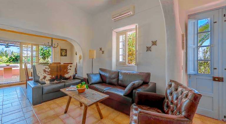 Villa with yard, barbeque & private pool — photo 2
