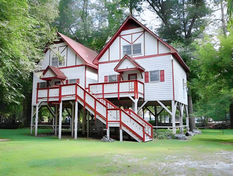 Riverbend Motel & Cabins in Helen, GA