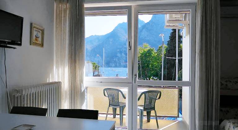 Serviced apartment with patio — photo 3