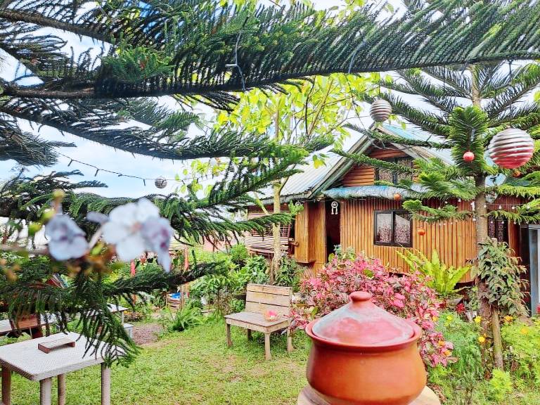 House with jacuzzi, garden & barbeque in Silang