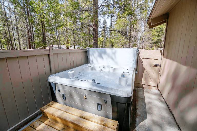 Pet Friendly, A/C, Private Hot Tub, 6 SHARC, Deck — photo 3