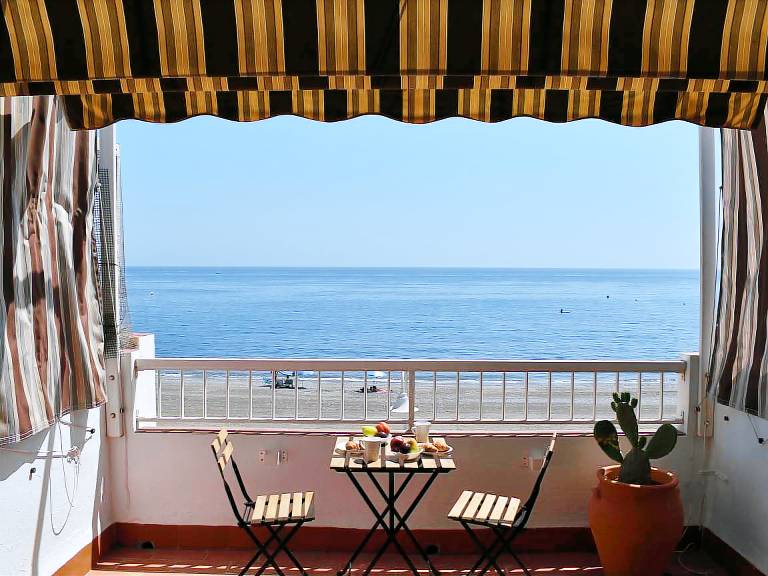Vacation home with terrace — photo 2