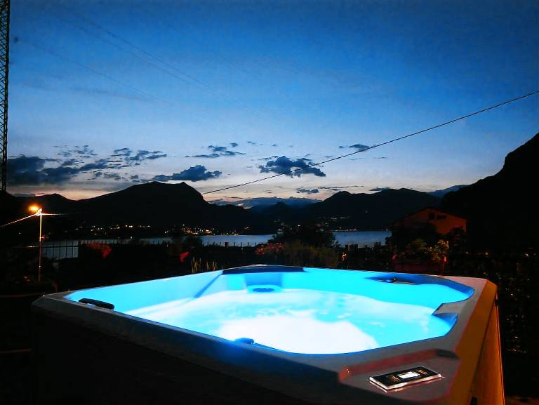 Jacuzzi nel giardino vista lago