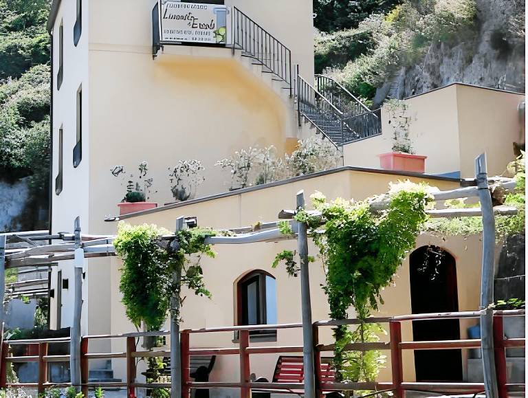 Holiday apartment with yard, jacuzzi & patio in Maiori