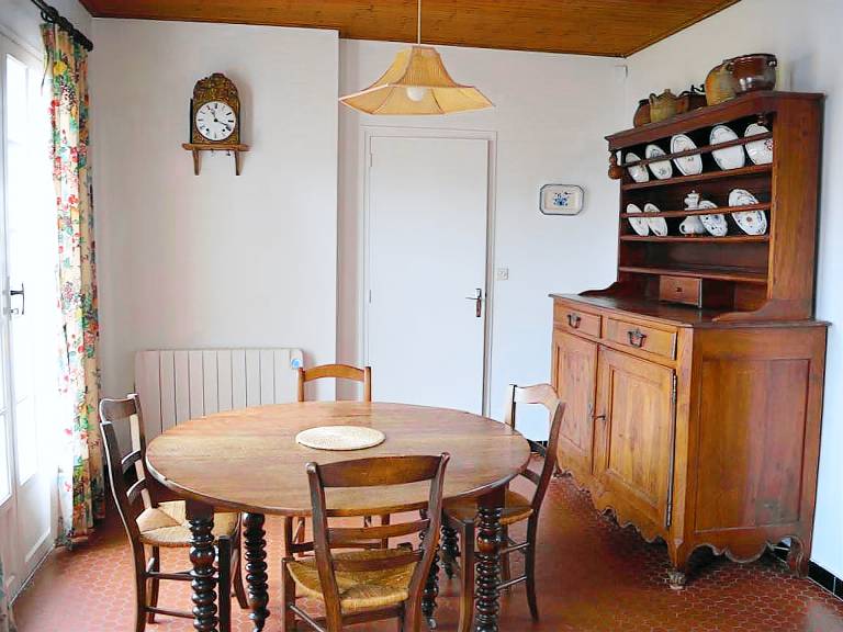 Charming vacation home with yard & barbeque | Close to the beach | Pets allowed — photo 4