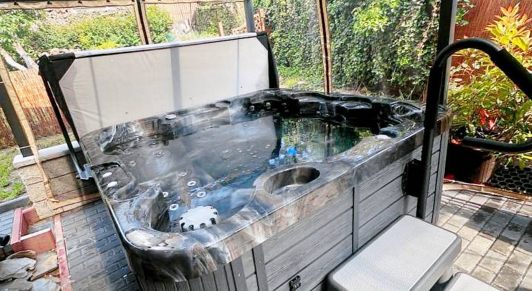Vacation home with jacuzzi — photo 5