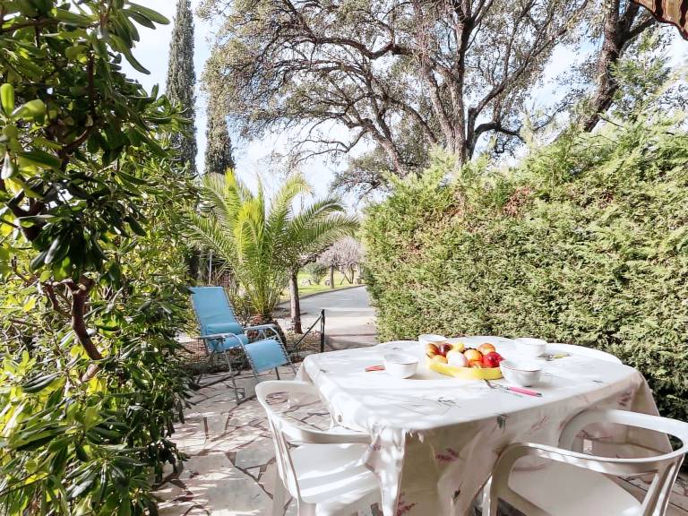 Rental apartment with yard & patio — photo 2